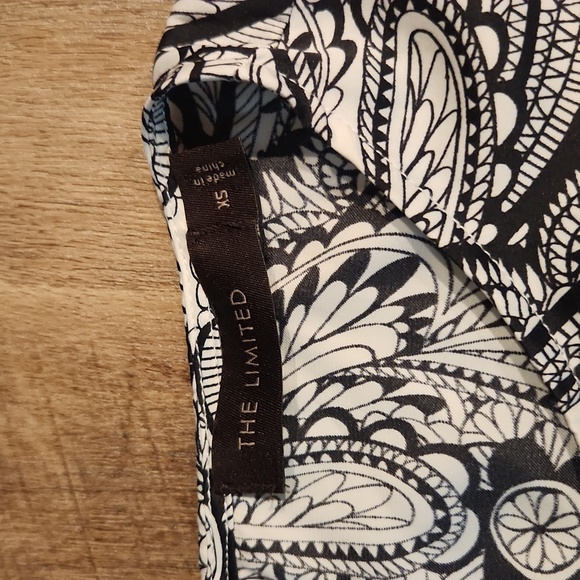 The Limited *Sleeveless Black and White Patterned Blouse. - Picture 3 of 8